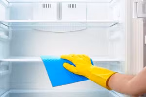 Nếu nguồn gây mùi trong nhà bếp là từ tủ lạnh, hãy làm sạch bằng nước và giấm. (Ảnh: ITN)