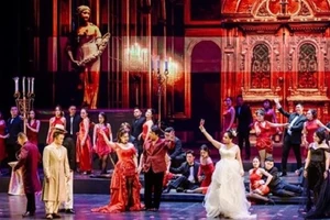 Tiếng hợp xướng vang lên trong bản Libiamo ne’ lieti calici (Hãy cùng uống những ly rượu vui), khắc họa thế giới phù hoa của giới thượng lưu Paris.