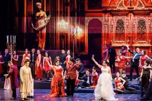 Tiếng hợp xướng vang lên trong bản Libiamo ne’ lieti calici (Hãy cùng uống những ly rượu vui), khắc họa thế giới phù hoa của giới thượng lưu Paris.