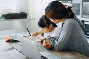 Người lớn cần chỉ cho trẻ những công cụ cần thiết để đối phó với mọi tình huống. (Ảnh: ITN)