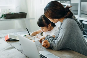 Người lớn cần chỉ cho trẻ những công cụ cần thiết để đối phó với mọi tình huống. (Ảnh: ITN)