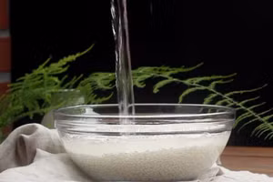 Nước vo gạo có tính kiềm nhẹ, chứa tinh bột, có khả năng phân giải dầu mỡ hiệu quả. (Ảnh: ITN)