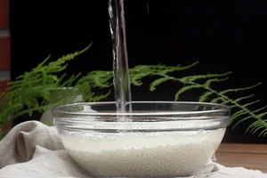 Nước vo gạo có tính kiềm nhẹ, chứa tinh bột, có khả năng phân giải dầu mỡ hiệu quả. (Ảnh: ITN)