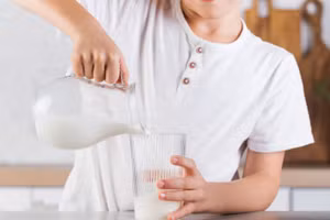 Protein và chất béo trong sữa có hàm lượng cao, uống lâu dài với lượng lớn có thể làm tăng gánh nặng cho đường tiêu hóa. (Ảnh: ITN)