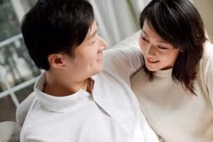 Là một người chồng tốt, bạn nên quan tâm, yêu thương vợ nhiều hơn khi cô ấy mang bầu. (Ảnh: ITN).