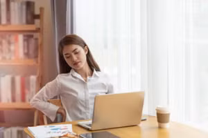 Nghiên cứu cho thấy áp lực lên cột sống thắt lưng khi ngồi lâu lớn hơn khi đứng. (Ảnh: ITN)