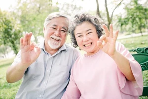 Đôi khi cha mẹ cảm thấy khó chấp nhận sự giúp đỡ từ con cái ngay cả khi họ thực sự cần. (Ảnh: ITN)