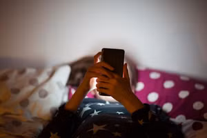 Nếu bạn dành thêm một giờ sử dụng điện thoại thông minh, bạn sẽ dành thêm một giờ nữa để ngồi. (Ảnh: ITN)