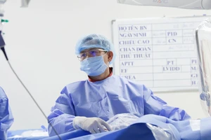 Bác sĩ Thụy đang tiến hành can thiệp cho bệnh nhân.