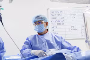 Bác sĩ Thụy đang tiến hành can thiệp cho bệnh nhân.