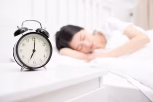 Ngủ 7 giờ mỗi đêm được coi là “điểm vàng” để não bộ và tinh thần cảm thấy dễ chịu nhất. (Ảnh: ITN)