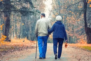 Khi cha mẹ ngày càng già đi, điều họ sợ nhất không phải là không có tiền. (Ảnh: ITN).