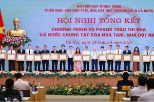 Techcombank cùng các doanh nghiệp vinh dự nhận bằng khen từ Thủ tướng Chính phủ, ghi nhận những đóng góp nổi bật trong chương trình “Cả nước chung tay xóa nhà tạm, nhà dột nát năm 2025”. Ảnh: Dương Giang - TTXVN