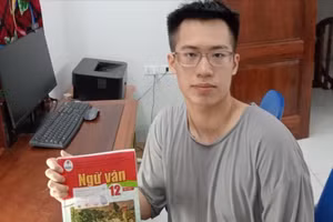 Em Nguyễn Tự Quyết - học sinh lớp 12A9, Trường Trung học phổ thông Nguyễn Gia Thiều (Long Biên, Hà Nội) đạt điểm tối đa khối A00. Ảnh: NVCC