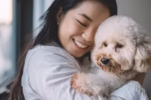 Quá trình điều trị không thể tránh khỏi cảm giác cô đơn hoặc bất lực, nhưng thú cưng là người bạn trung thành nhất và sẽ luôn ở bên cạnh bạn. (Ảnh: ITN)