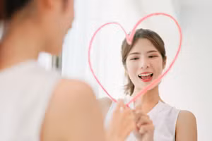 Hãy biến mình trở thành người tràn ngập tình yêu và hạnh phúc. (Ảnh: ITN).