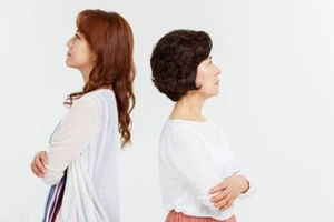 Mẹ chồng và nàng dâu vốn không có quan hệ huyết thống, chỉ vì họ cùng yêu thương một người đàn ông mà trở thành một gia đình. (Ảnh: ITN).