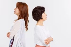 Mẹ chồng và nàng dâu vốn không có quan hệ huyết thống, chỉ vì họ cùng yêu thương một người đàn ông mà trở thành một gia đình. (Ảnh: ITN).