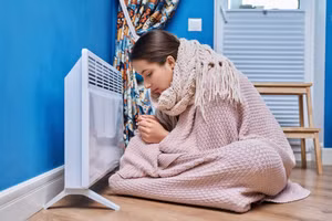 Hạ nhiệt độ sẽ khiến các vi mạch ở lớp hạ bì của da co lại, làm giảm nguồn dinh dưỡng do máu cung cấp cho da. (Ảnh: ITN)