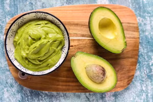 Quả bơ đạt độ chín nhanh hơn khi được bảo quản ở nhiệt độ phòng trong vài ngày. (Ảnh: ITN).