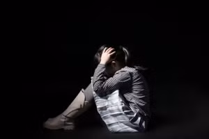 Xung quanh chúng ta có những đứa trẻ sở hữu thế giới nội tâm phong phú nhưng khó có thể diễn đạt một cách thích hợp bằng lời. (Ảnh: ITN).