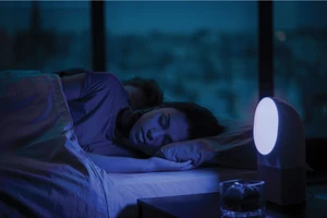 Ngủ với đèn sáng hoặc trong điều kiện có ánh sáng mạnh dễ dẫn đến béo phì. (Ảnh: ITN)