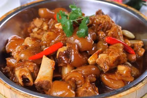 Sự hòa quyện giữa bánh gạo và đùi gà tạo nên món ăn thơm ngon. (Ảnh: ITN).