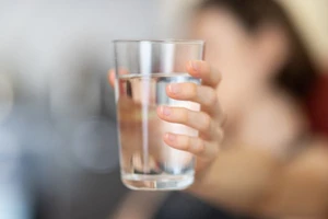 Y học cổ truyền khuyên chúng ta không nên uống nước lạnh vào buổi sáng, mà nên uống nước ấm. (Ảnh: ITN)
