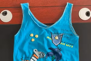 Tận dụng áo phông cũ để làm túi thân thiện với môi trường. (Ảnh: ITN).