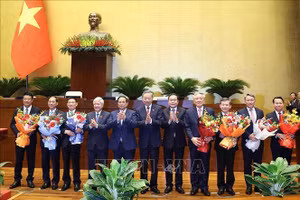 Lãnh đạo Đảng, Nhà nước tặng hoa chúc mừng các tân Phó Thủ tướng, Bộ trưởng, Chánh án Tòa án nhân dân tối cao, Viện trưởng Viện Kiểm sát nhân dân tối cao. (Ảnh: TTXVN)