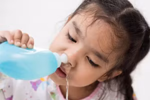 Khi ngoáy mũi bằng tay không được vệ sinh, bạn rất có thể sẽ đưa vi khuẩn gây bệnh vào niêm mạc mũi, gây nhiễm trùng. (Ảnh: ITN)