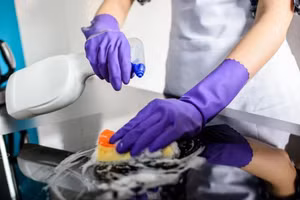 Làm sạch và khử trùng các bề mặt “thường xuyên chạm vào” xung quanh nhà. (Ảnh: ITN)