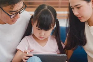 Đối với một số trẻ em đang nỗ lực phát triển tài năng và theo đuổi ước mơ, mạng xã hội là nền tảng tuyệt vời để chia sẻ tác phẩm của mình với người khác. (Ảnh: ITN).