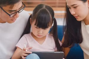 Đối với một số trẻ em đang nỗ lực phát triển tài năng và theo đuổi ước mơ, mạng xã hội là nền tảng tuyệt vời để chia sẻ tác phẩm của mình với người khác. (Ảnh: ITN).