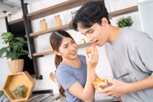 Quan niệm xã hội ảnh hưởng đến lựa chọn hôn nhân của những người đàn ông có tiền và điều kiện tốt. (Ảnh: ITN)