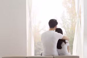 Hãy tin rằng nửa kia cũng sẽ bị ảnh hưởng bởi thái độ lạc quan của bạn đối với công việc nhà, dần dần họ sẽ chủ động chia sẻ công việc nhà với bạn. (Ảnh: ITN).