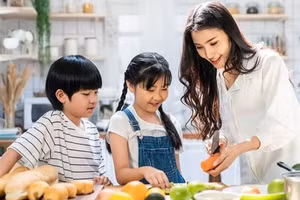 Ai làm cha mẹ cũng biết, để trẻ ăn nhiều rau giống như một 'cuộc chiến dai dẳng'. (Ảnh: ITN).