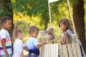 Trẻ cần cố gắng học cách đi theo hàng một cách trật tự. (Ảnh: ITN).