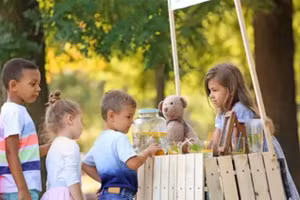 Trẻ cần cố gắng học cách đi theo hàng một cách trật tự. (Ảnh: ITN).