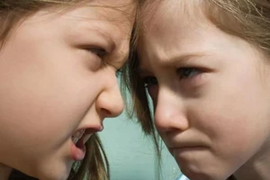 Người lớn nên thiết kế một số tình huống xung đột trong sinh hoạt bình thường, hướng dẫn trẻ thảo luận và mô phỏng đóng vai. (Ảnh: ITN).