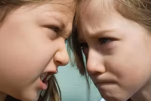 Người lớn nên thiết kế một số tình huống xung đột trong sinh hoạt bình thường, hướng dẫn trẻ thảo luận và mô phỏng đóng vai. (Ảnh: ITN).