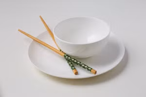 Bát đũa cũng có tuổi thọ sử dụng, một khi vượt quá tuổi thọ này, sẽ tiềm ẩn nguy cơ cho sức khỏe. (Ảnh: ITN).