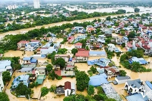 Phường Đồng Bẩm và Trưng Vương, TP Thái Nguyên chìm trong nước lũ. (Ảnh: VietnamNet)