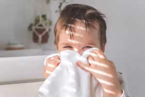 Ô nhiễm không khí có hại cho trẻ em nhiều hơn người lớn. (Ảnh: ITN)