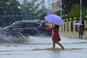 Sau khi bị ướt mưa, đừng ở trong phòng có điều hòa nhiệt độ quá lạnh, để tránh kéo theo nhiều hơi ẩm hơn. (Ảnh: ITN)