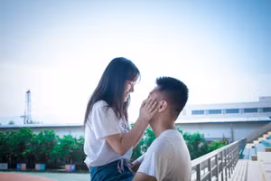 Nhu cầu yêu thương và thuộc về là một trong những nguyên nhân dẫn đến tình yêu. (Ảnh: ITN).