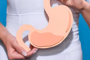 Một số thói quen dậy sớm trông có vẻ “rất lành mạnh”, thực tế lại đang tiếp lửa cho bệnh về dạ dày. (Ảnh: ITN)