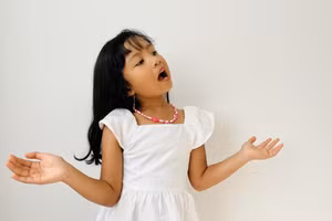 Một đứa trẻ kiêu ngạo thường có cái tôi quá cao và thái độ bề trên khiến những đứa trẻ khác không ưa và tránh mặt. (Ảnh: ITN).