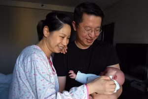 Nếu người chồng có thể chăm sóc người vợ bị nôn ói khi mang thai, cùng vợ đi khám thai, cảm nhận những chuyển động của thai nhi cùng vợ, thì anh ấy sẽ bước vào vai trò làm cha nhanh hơn. (Ảnh: ITN).