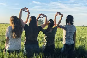 Ai cũng mong muốn tận hưởng cảm giác tuyệt vời mà tình bạn mang lại. (Ảnh: ITN)